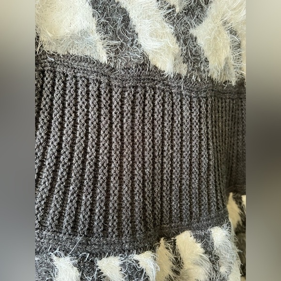 NWT CUPIO Curvy Black/Gray/White Sleeveless Eyelash Knit Cardigan- Size 1X - Picture 4 of 9